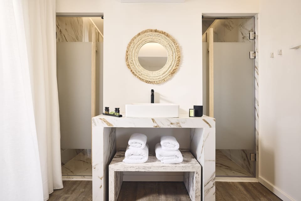Deluxe Double Room, Sea View | Bathroom | Shower, free toiletries, hair dryer, slippers