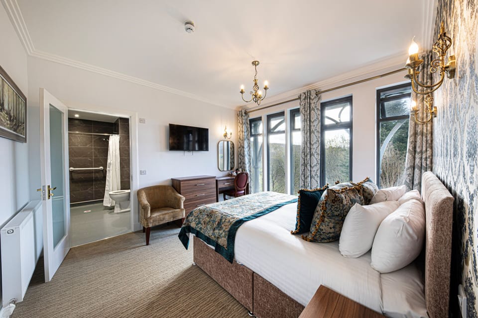 Classic Double or Twin Room | Pillowtop beds, desk, iron/ironing board, free WiFi