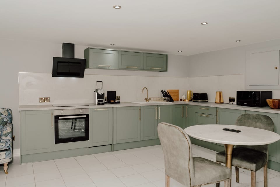 Garden Room Dog Friendly | Private kitchen | Coffee/tea maker