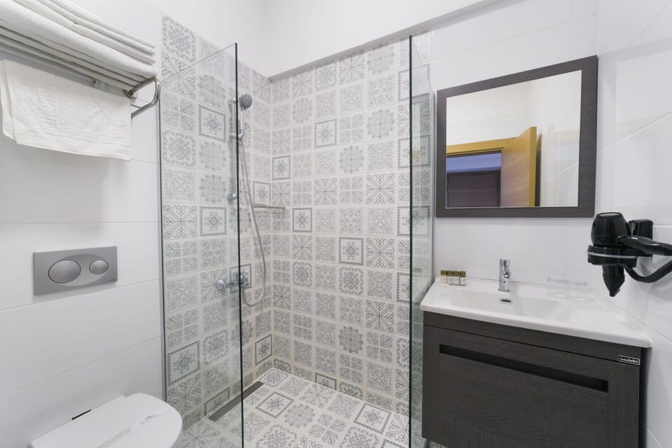 Comfort Penthouse | Bathroom | Shower, slippers, towels