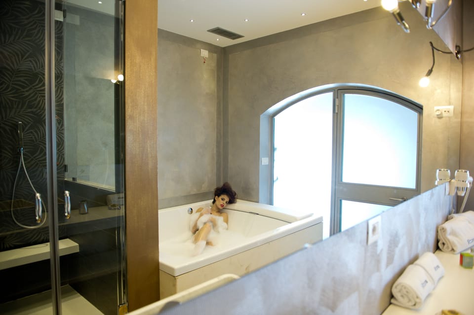 Suite, Hot Tub (iSpa) | Frette Italian sheets, premium bedding, memory foam beds, free minibar