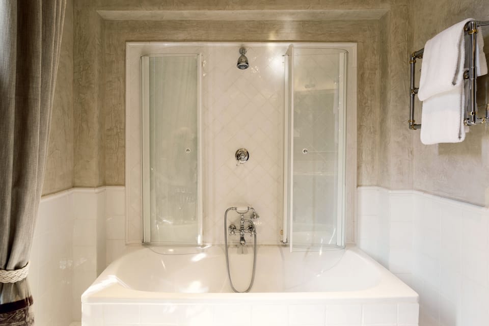 Executive Double or Twin Room | Bathroom | Eco-friendly toiletries, hair dryer, bathrobes, slippers