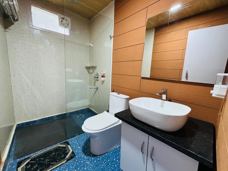 Super Deluxe Room | Bathroom | Bathtub, bidet, towels, soap