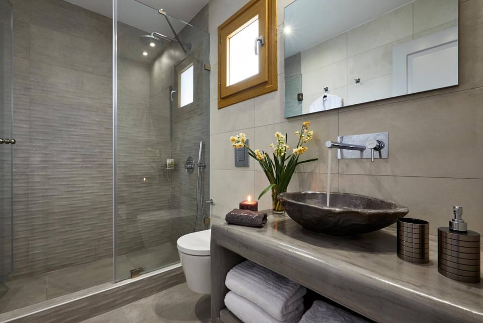 Shower, free toiletries, hair dryer, bathrobes