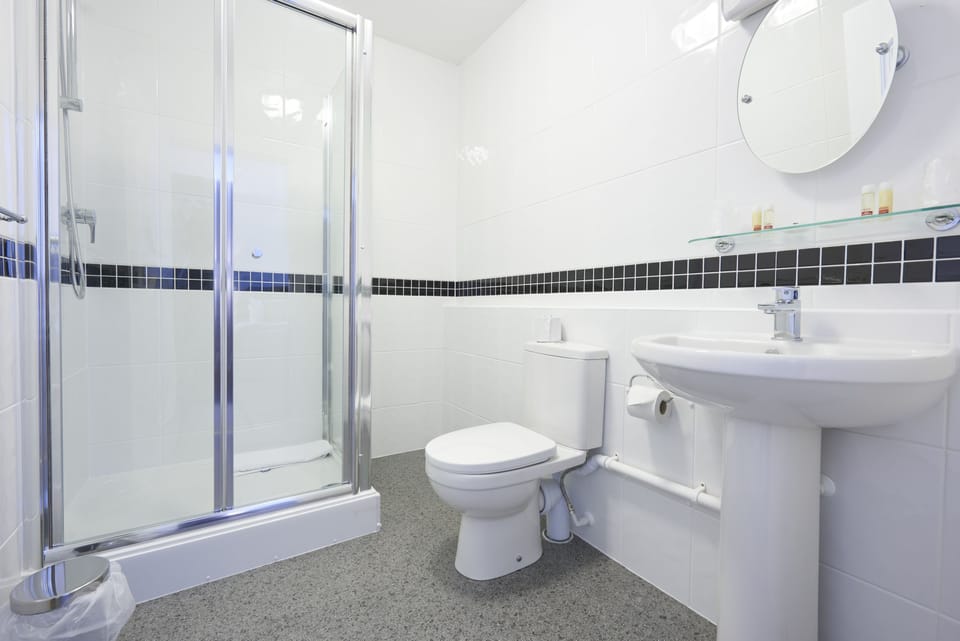 Combined shower/tub, free toiletries, hair dryer, towels