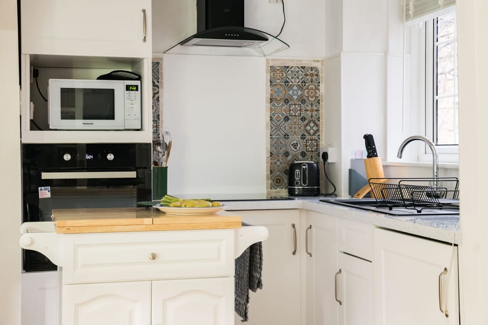 House (1 Bedroom) | Private kitchen | Fridge, microwave, oven, stovetop