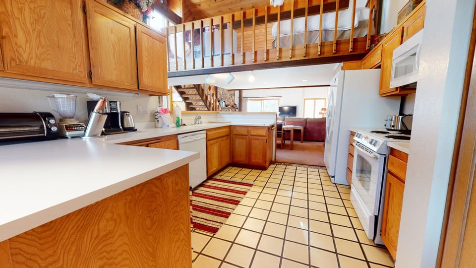 Condo, 3 Bedrooms | Private kitchen | Fridge, microwave, oven, dishwasher