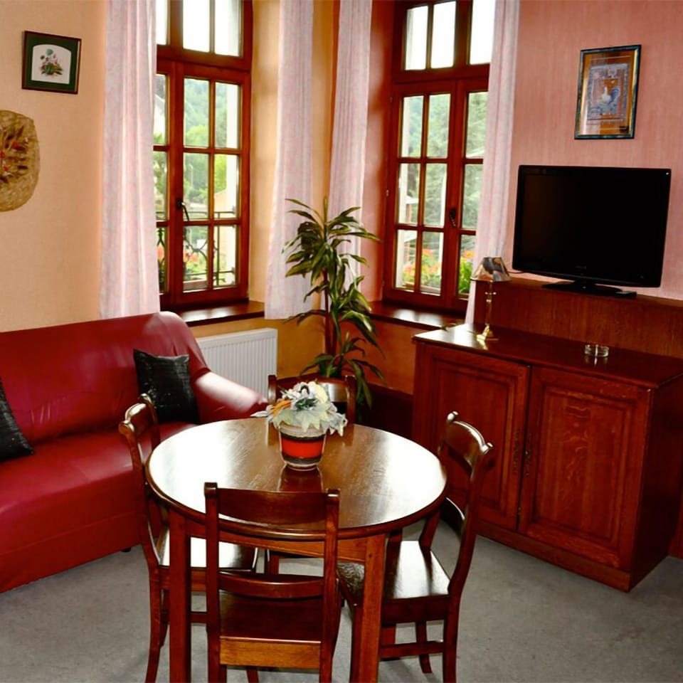 Family Suite | Living area | 32-inch flat-screen TV with cable channels, TV