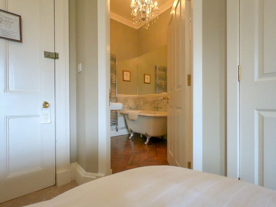 Superior Small Double | Bathroom | Free toiletries, hair dryer, towels, toilet paper