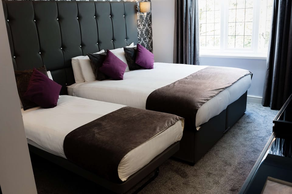 Superior Room, 1 Double Bed, Non Smoking (Converts to 2 Twin Beds) | Desk, laptop workspace, iron/ironing board, free WiFi