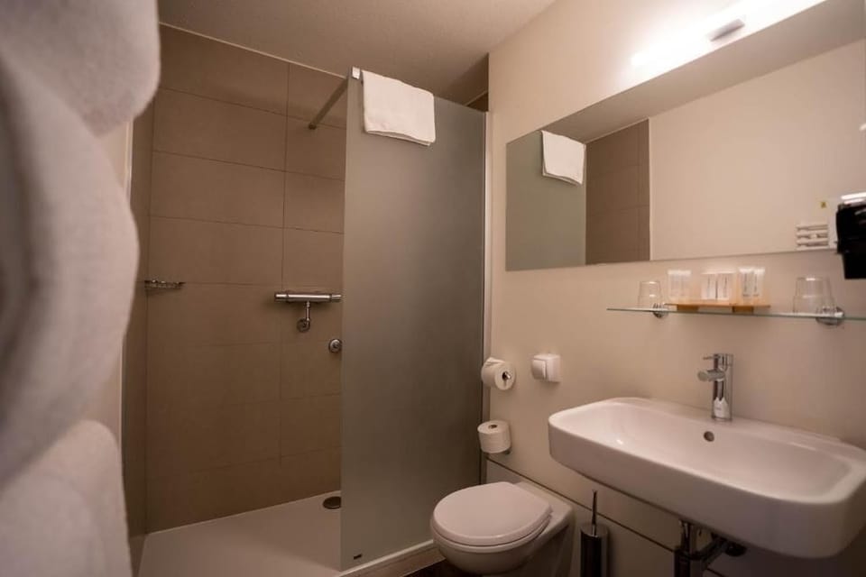 Comfort Twin Room | Bathroom | Shower, free toiletries, hair dryer, towels