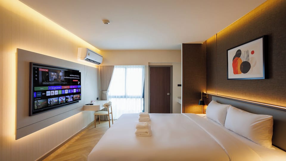 Deluxe Premier Room | Blackout drapes, free WiFi, bed sheets