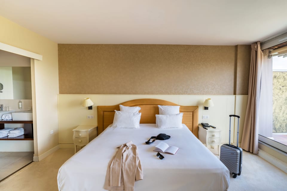 Suite Junior avec pdj et avec accès Spa 2H | In-room safe, desk, blackout drapes, soundproofing