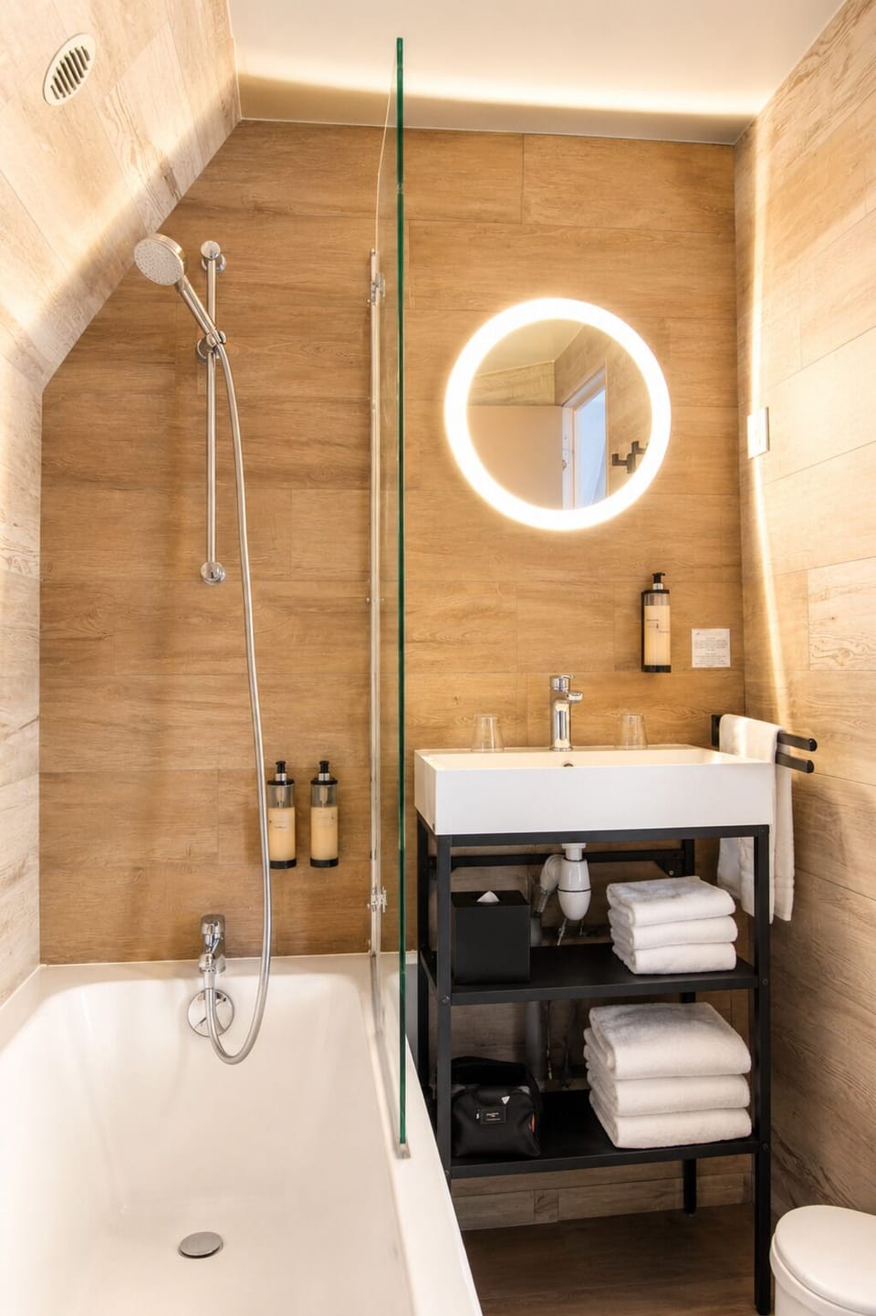Standard Triple Room | Bathroom | Free toiletries, hair dryer, towels, soap
