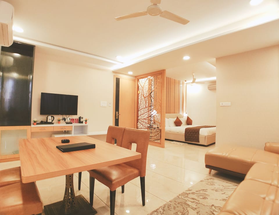 Suite | In-room safe, soundproofing, WiFi (free), bed sheets