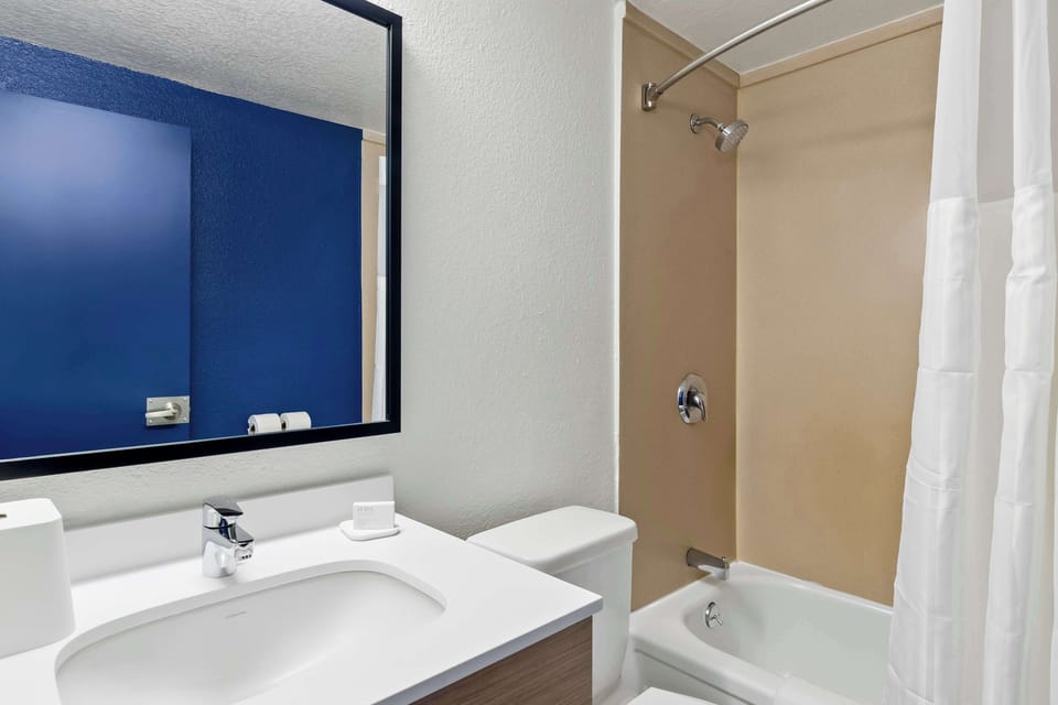 Room, 2 Queen Beds | Bathroom | Combined shower/tub, hair dryer, towels