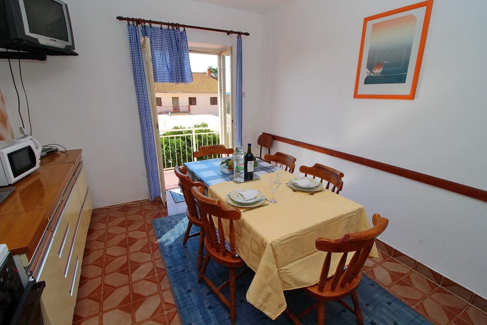 Apartment (Three Bedroom Apartment with Terrace) | Dining room