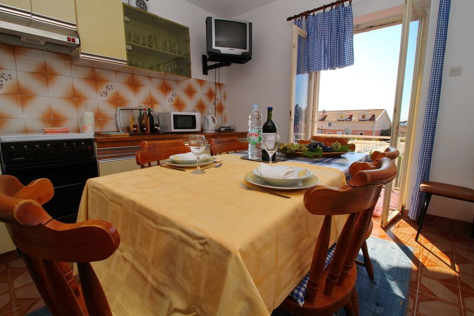Apartment (Three Bedroom Apartment with Terrace) | Dining room
