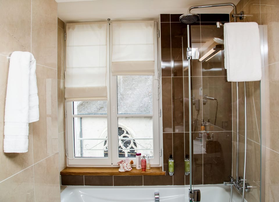 Deluxe Room | Bathroom | Rainfall showerhead, hair dryer, towels