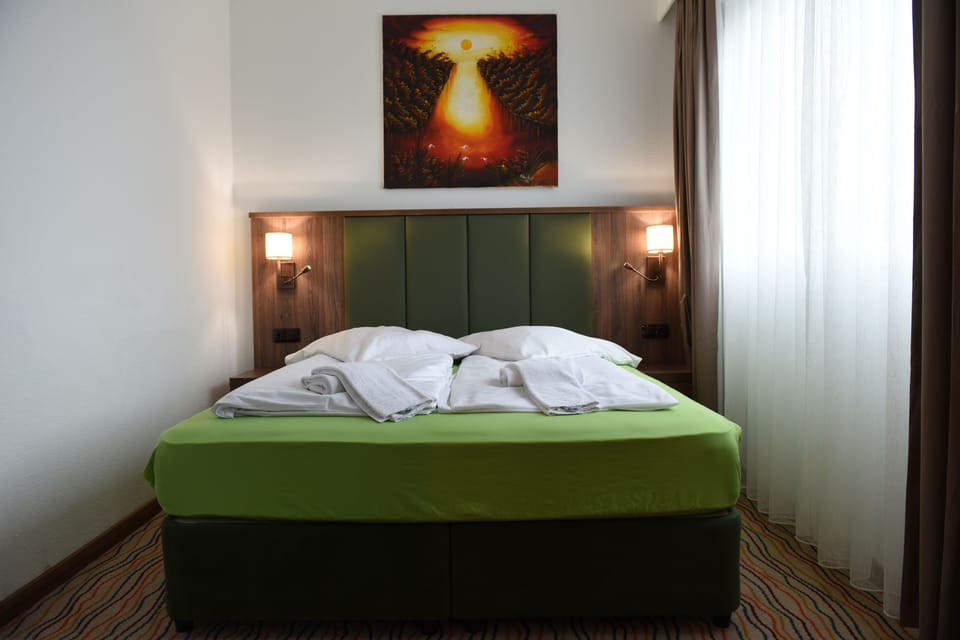 Deluxe Double | 1 bedroom, hypo-allergenic bedding available, pillowtop beds, desk
