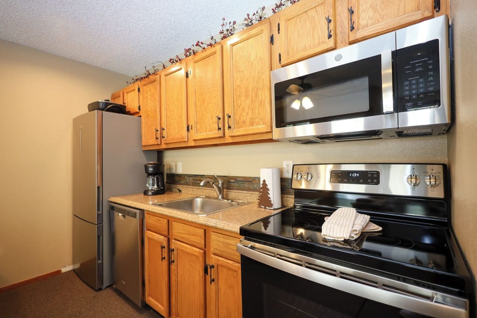 Suite (1 Bedroom Full Kitchen River Level) | Private kitchen | Fridge, microwave, coffee/tea maker, toaster