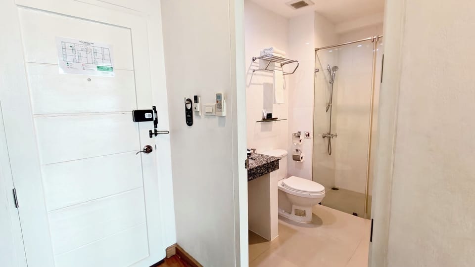 Premium Deluxe 1 King, City View with Balcony | Bathroom | Shower, free toiletries, hair dryer, slippers
