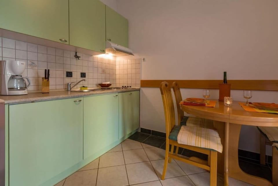 Apartment (A2) | Private kitchen | Fridge, stovetop, dishwasher, espresso maker