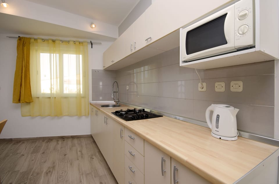 Private kitchen | Fridge, microwave, stovetop, espresso maker