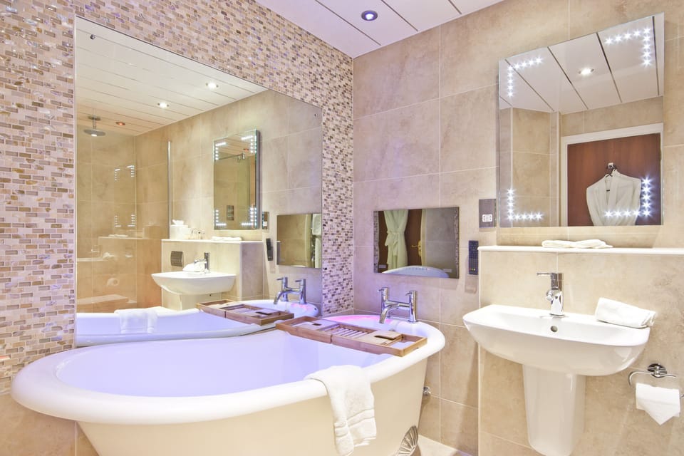 Signature Double Room, 1 King Bed, Lake View, Lakeside | Bathroom | Free toiletries, hair dryer, towels, shampoo