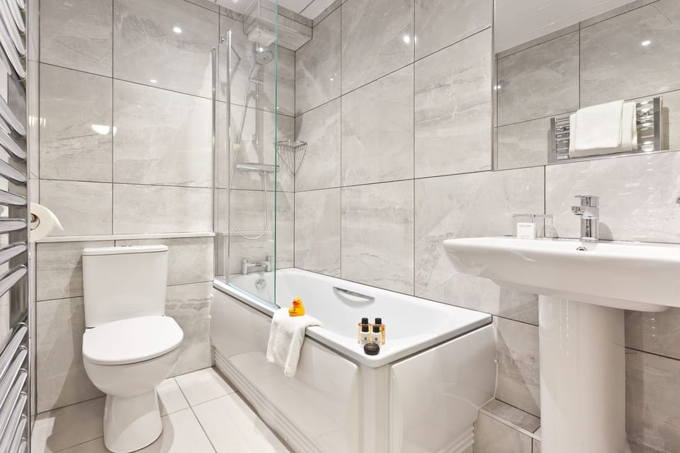 Classic Room, 1 Double Bed | Bathroom | Free toiletries, hair dryer, towels, shampoo