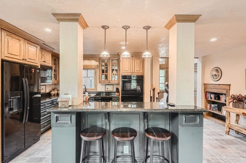 House, 5 Bedrooms | Private kitchen | Fridge, microwave, oven, coffee/tea maker