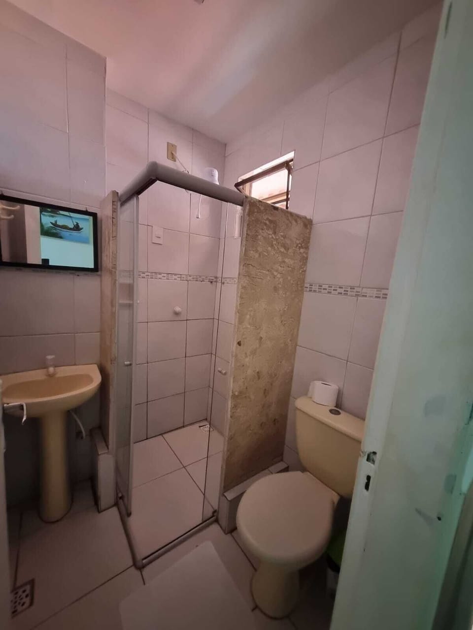 Standard Triple Room | Bathroom | Combined shower/tub, towels