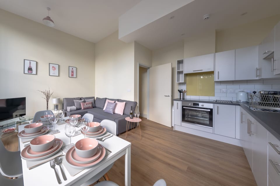 Business Apartment | Living area | Flat-screen TV