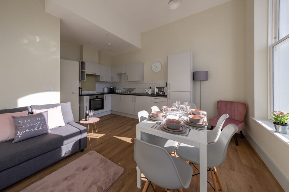 Business Apartment | Living area | Flat-screen TV