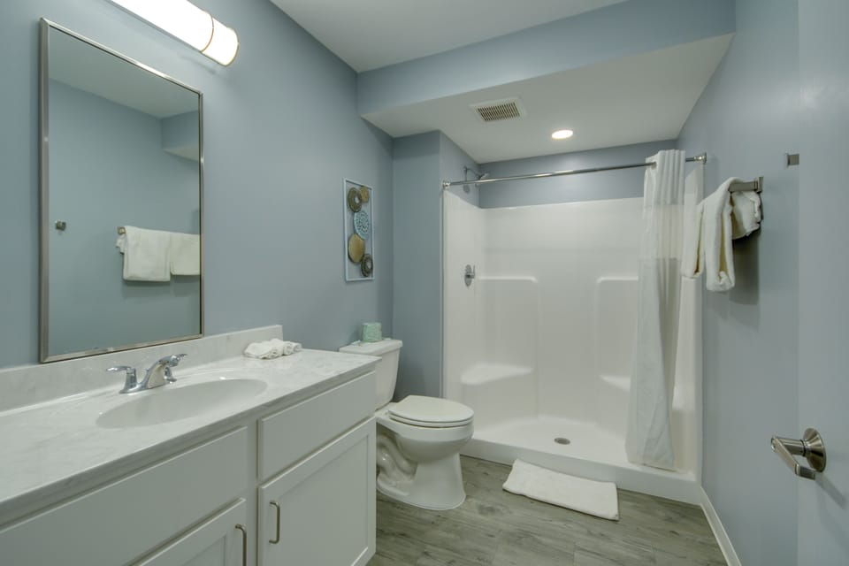 Two Queen Beds with City View | Bathroom | Towels