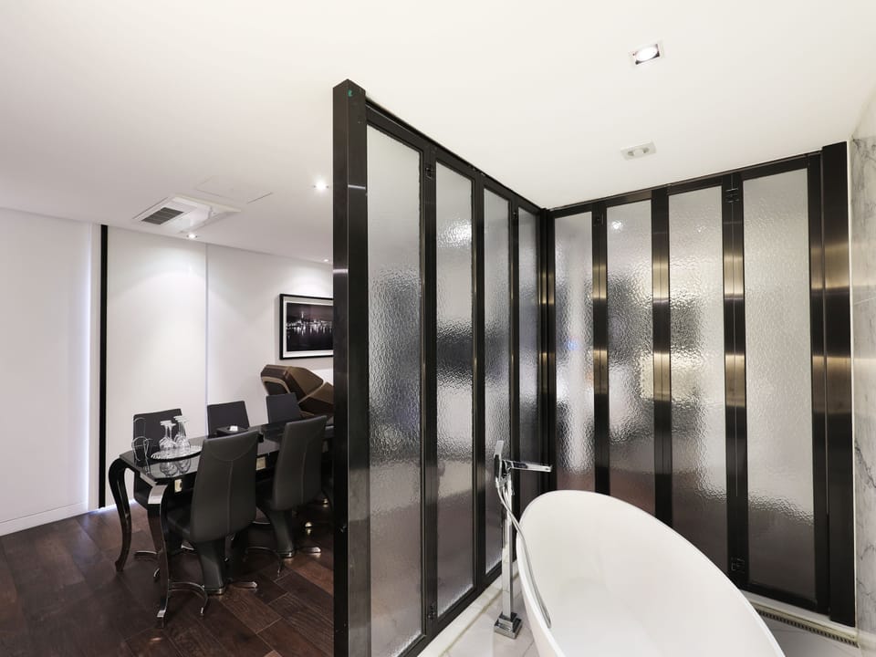 Royal Suite (Party Room) | Bathroom | Separate tub and shower, hair dryer, bathrobes, bidet
