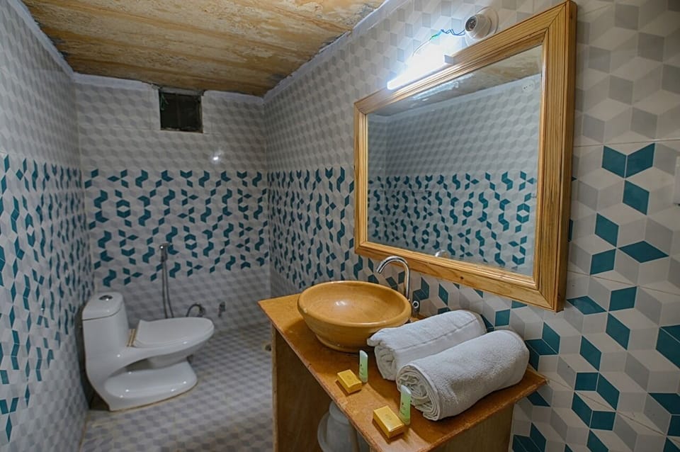 Shower, free toiletries