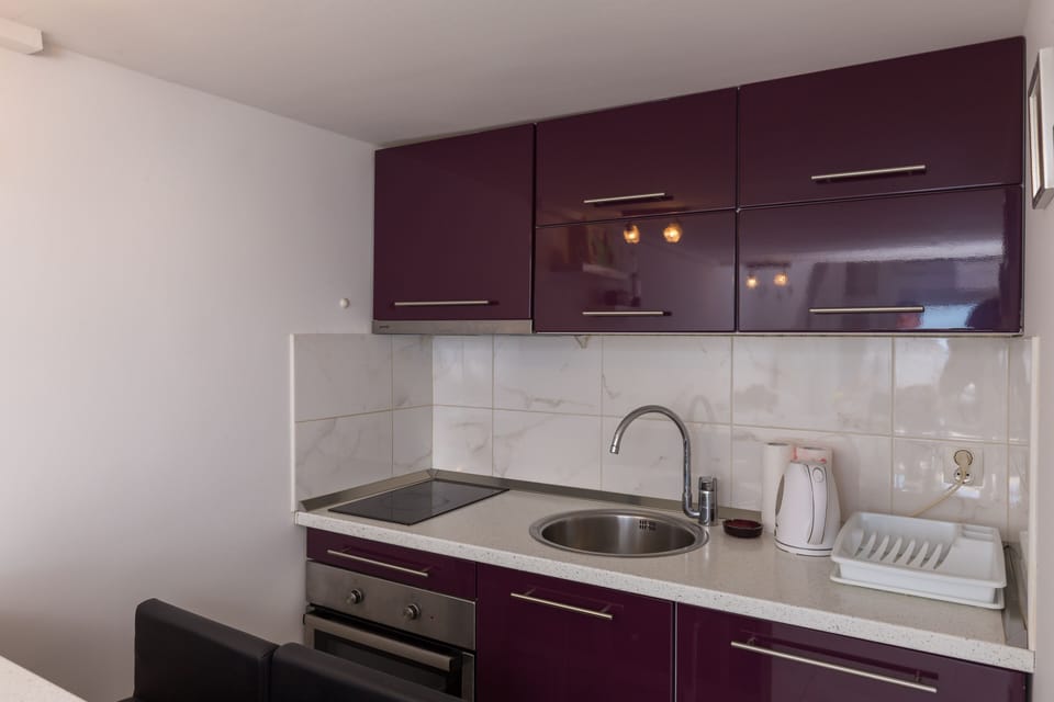 Studio (Studio Apartment with Sea View) | Private kitchen | Fridge