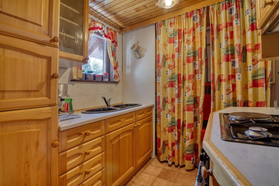 Family Villa, 2 Bedrooms, 2 Bathrooms, Mountainside (Bonidesa House With Whirlpool) | Private kitchen | Microwave, oven, stovetop, dishwasher