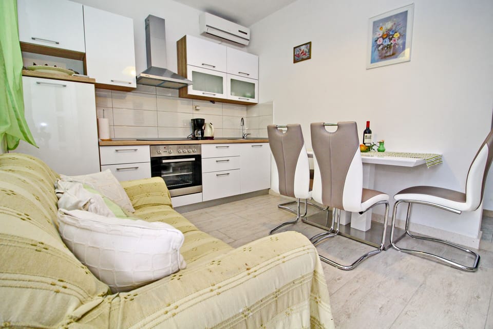 House (Four Bedroom House with Private Pool) | Dining room