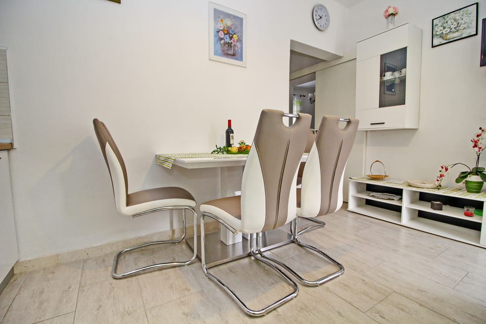House (Four Bedroom House with Private Pool) | Dining room
