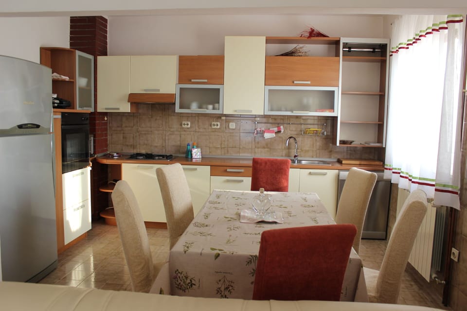 Apartment (Three-Bedroom Apartment with Terrace) | Dining room