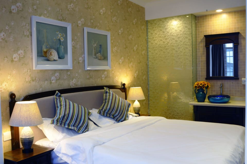 Holiday garden view room | Down comforters, minibar, desk, blackout drapes