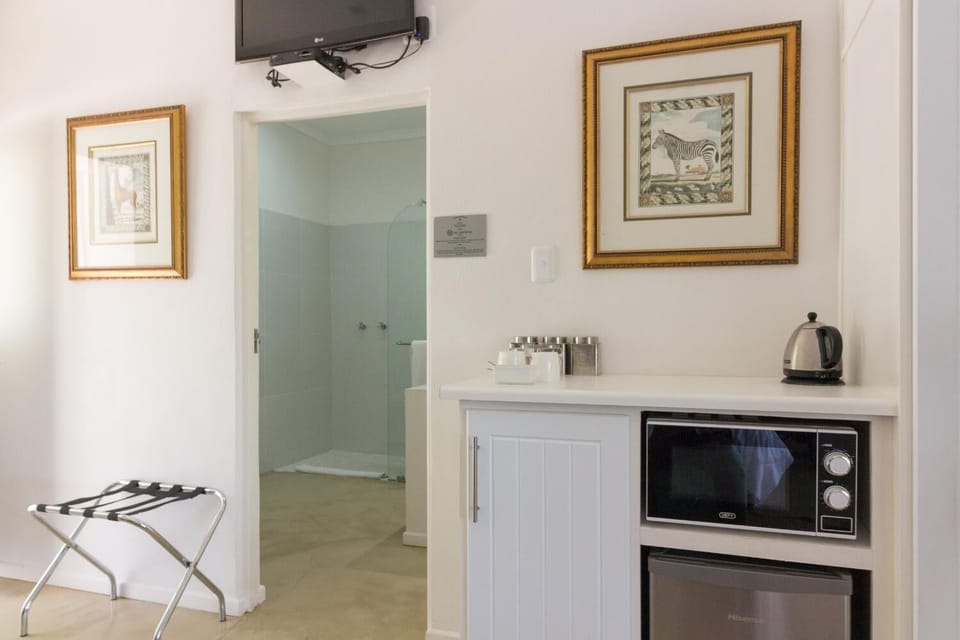 Standard Double Room | Private kitchen | Fridge, microwave, electric kettle