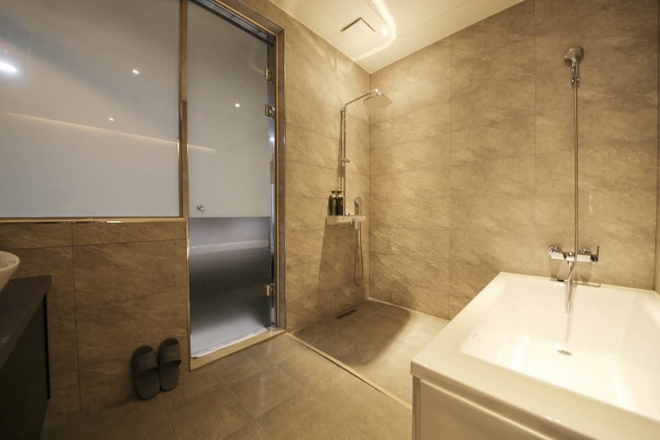 Standard Room | Bathroom | Combined shower/tub, designer toiletries, hair dryer, bathrobes