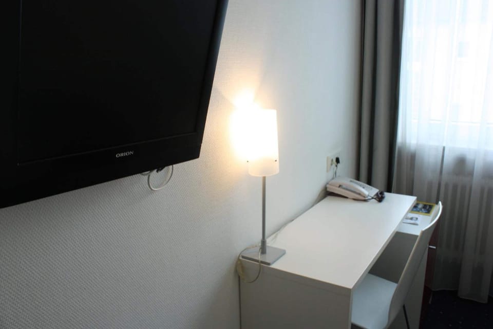 Hypo-allergenic bedding, in-room safe, desk, soundproofing