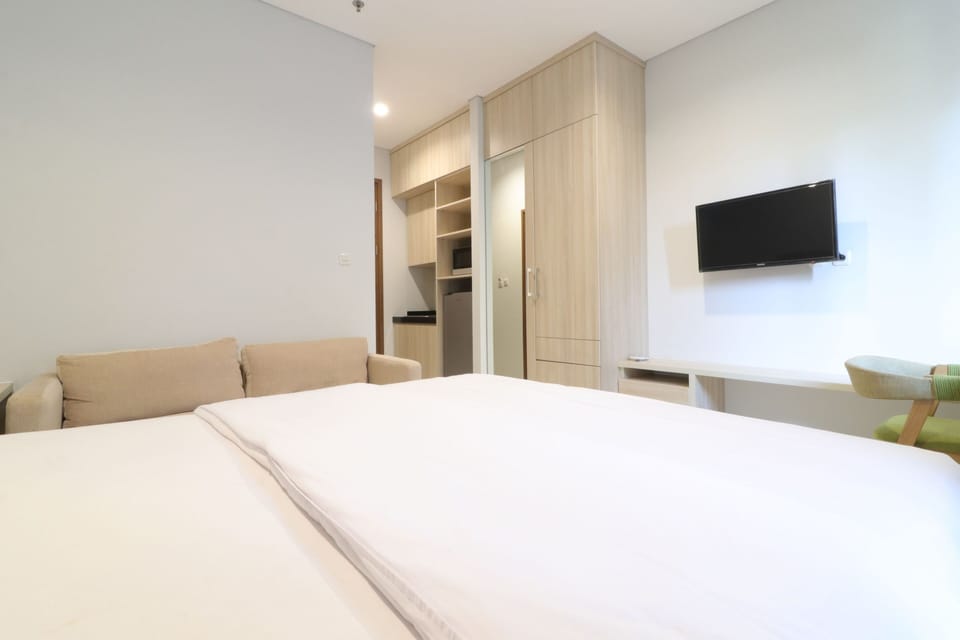 Desk, free WiFi, bed sheets