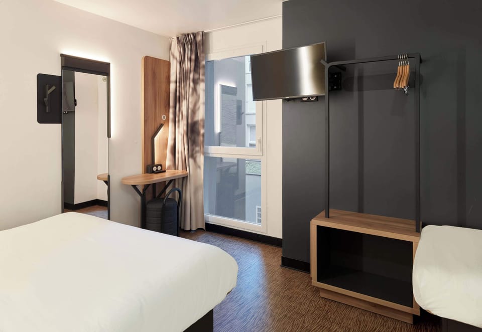 Triple Room | Desk, soundproofing, free WiFi, bed sheets