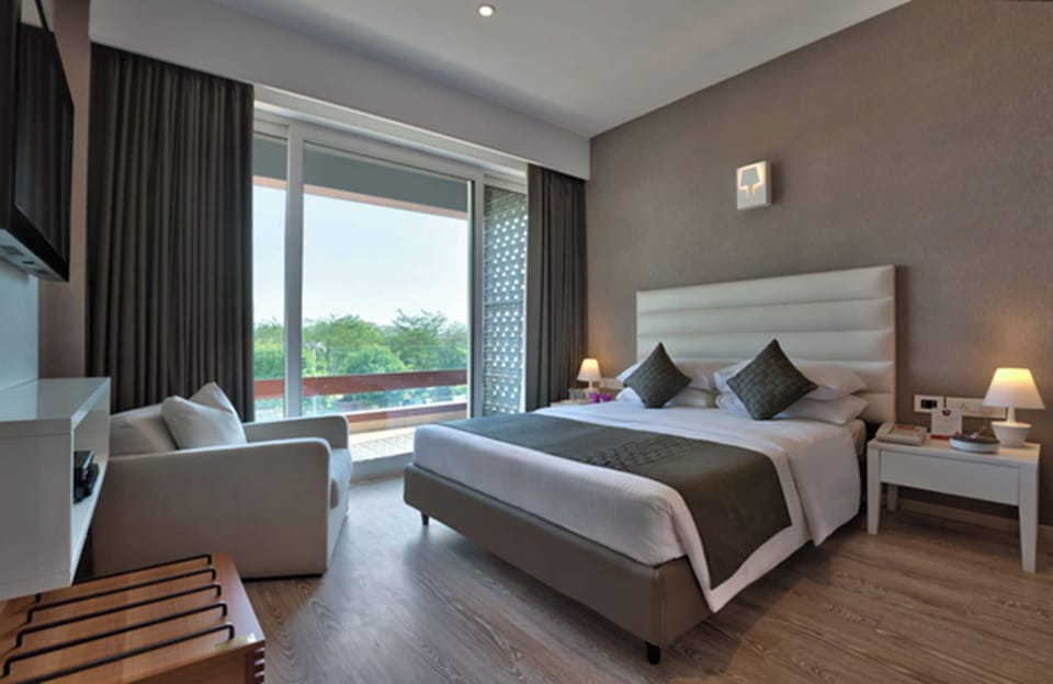 Business Suite, 1 King Bed with Sofa bed, Balcony | 1 bedroom, premium bedding, minibar, in-room safe