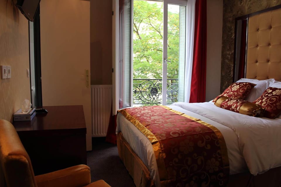 Desk, soundproofing, free WiFi, alarm clocks